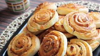 Рулетики с изюмом и корицей