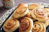 Рулетики с изюмом и корицей