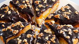 Фруктовая шарлотка с шоколадной глазурью в мультиварке