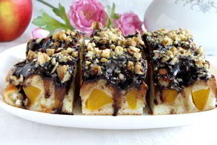 Фруктовая шарлотка с шоколадной глазурью