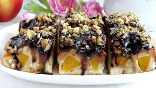 Фруктовая шарлотка с шоколадной глазурью