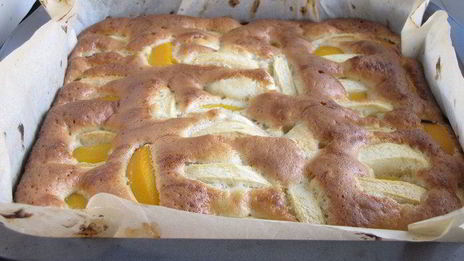 фруктовая шарлотка с шоколадной глазурью