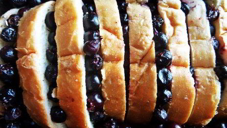 хлебная шарлотка яблочно-ягодная