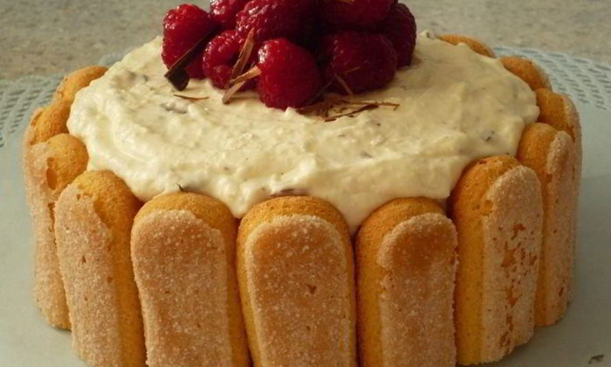 Рецепт хмельная шарлотка страчателла с кремом из маскарпоне, вишневой водки и шоколадной крошки