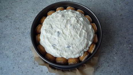 хмельная шарлотка страчателла с кремом из маскарпоне, вишневой водки и шоколадной крошки