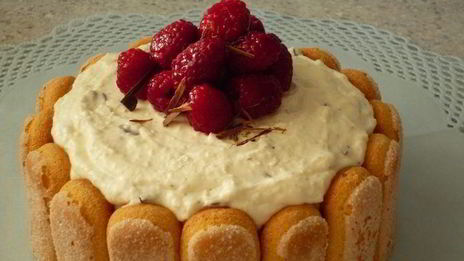 хмельная шарлотка страчателла с кремом из маскарпоне, вишневой водки и шоколадной крошки