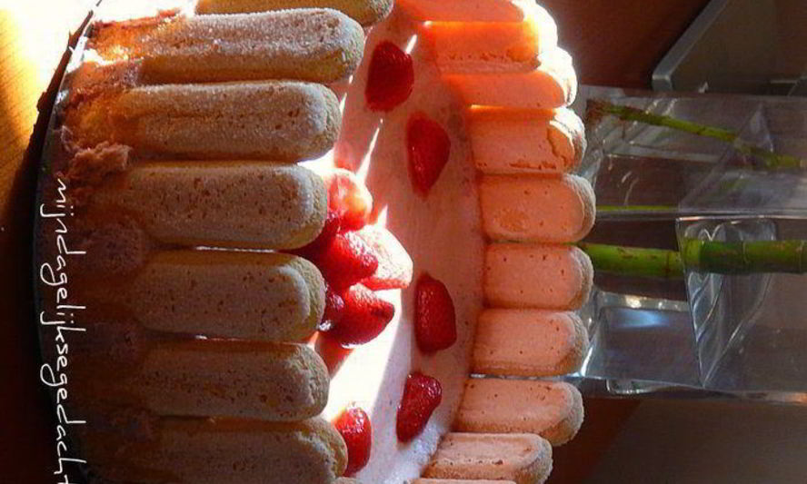 Рецепт классическая шарлотка с клубничным муссом