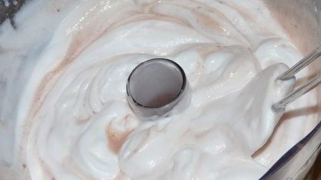 классическая шарлотка с клубничным муссом