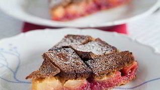 Шарлотка из черного хлеба с яблоками и брусникой