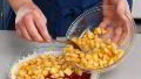 шарлотка из черного хлеба с яблоками и брусникой