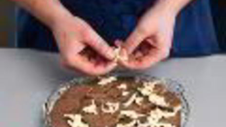 шарлотка из черного хлеба с яблоками и брусникой