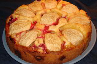 Шарлотка на кефире в мультиварке