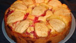 Шарлотка на кефире в мультиварке