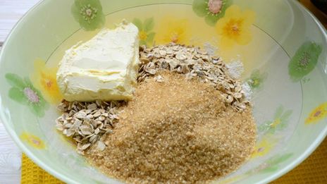 шарлотка на простокваше со сливочной крошкой