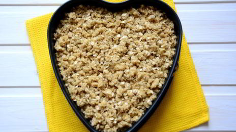 шарлотка на простокваше со сливочной крошкой