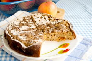 Шарлотка на сковороде с яблоками