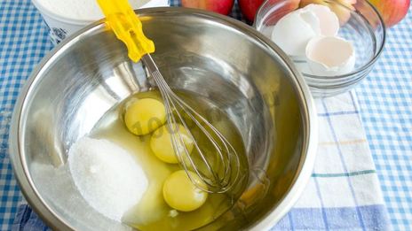 шарлотка на сковороде с яблоками