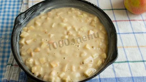 шарлотка на сковороде с яблоками