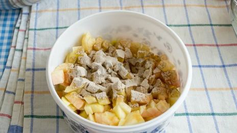 шарлотка на сковороде с яблоками