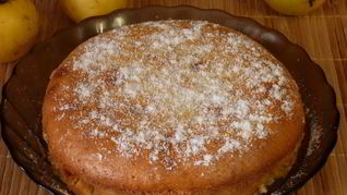 Шарлотка на сметане с яблоками