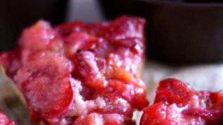 Шарлотка по-осеннему со сливами