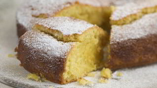 Шарлотка с ароматными персиками