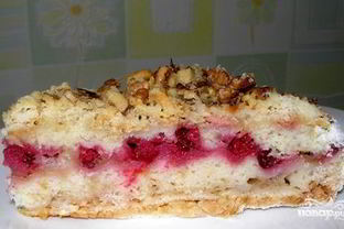 Шарлотка с брусникой и яблоками