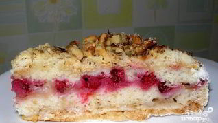 Шарлотка с брусникой и яблоками