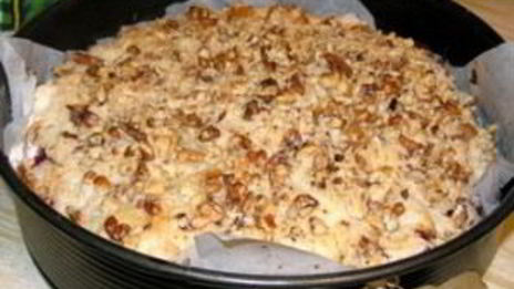 шарлотка с брусникой и яблоками