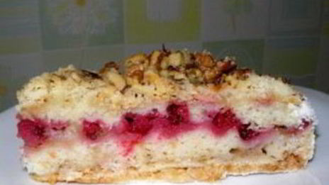 шарлотка с брусникой и яблоками