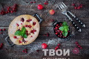 Шарлотка с брусникой