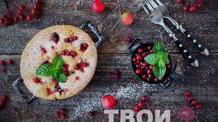 Шарлотка с брусникой