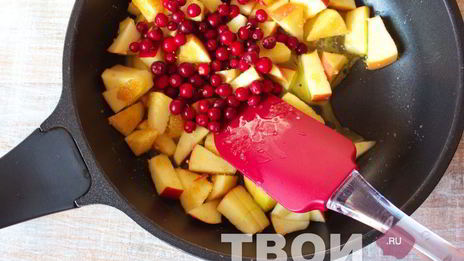 шарлотка с брусникой