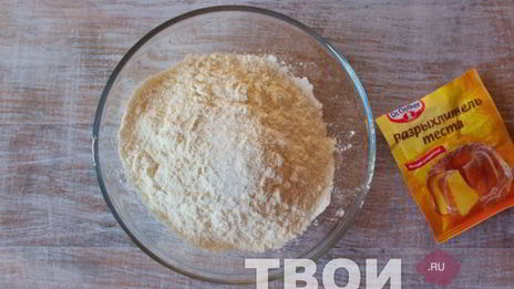 шарлотка с брусникой