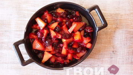 шарлотка с брусникой