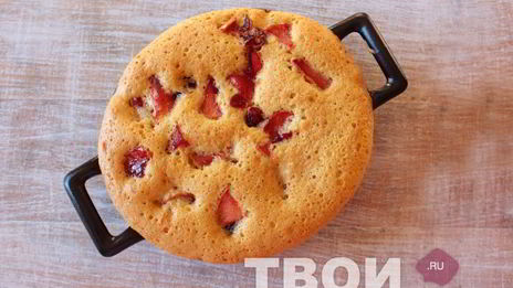 шарлотка с брусникой