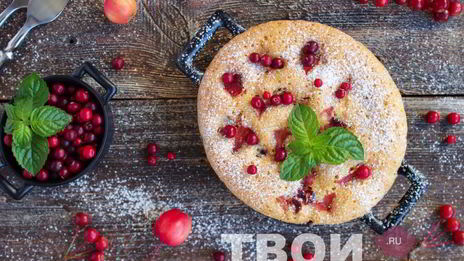 шарлотка с брусникой