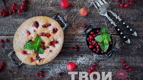 шарлотка с брусникой