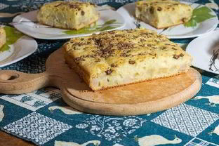 Шарлотка с грушами и топленым молоком