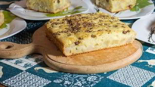 Шарлотка с грушами и топленым молоком