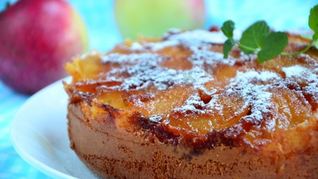 Шарлотка с карамелью