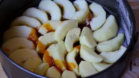 шарлотка с карамелью