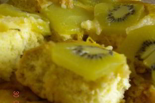 Шарлотка с киви и манго