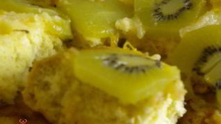 Шарлотка с киви и манго