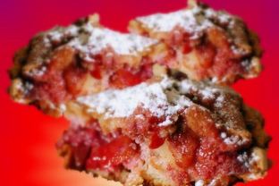 Шарлотка с клубникой