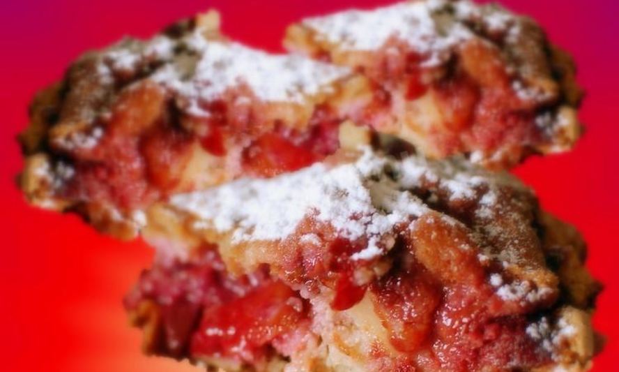 Рецепт шарлотка с клубникой