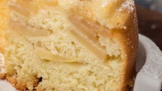 Шарлотка с манкой и кефиром