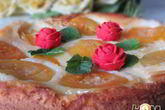 Шарлотка с персиками