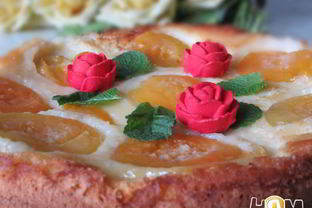 Шарлотка с персиками