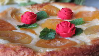 Шарлотка с персиками